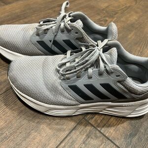 Adidas Men’s Galaxy 6 Running Shoes. Light gray/ black size 9. Lightly worn